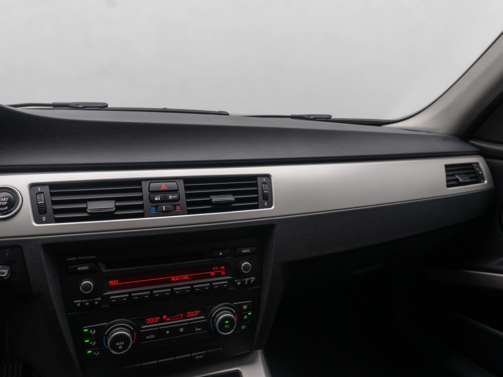 Fahrzeugabbildung BMW 318d GeschwindigReg PDC KlimaAut Freischprech