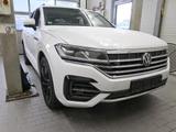 Volkswagen Touareg 3.0 TSI Tiptronic 4-Motion R-Line DAB+ A - Volkswagen Touareg mit Benzin-Antrieb: Geländewagen, Automatik