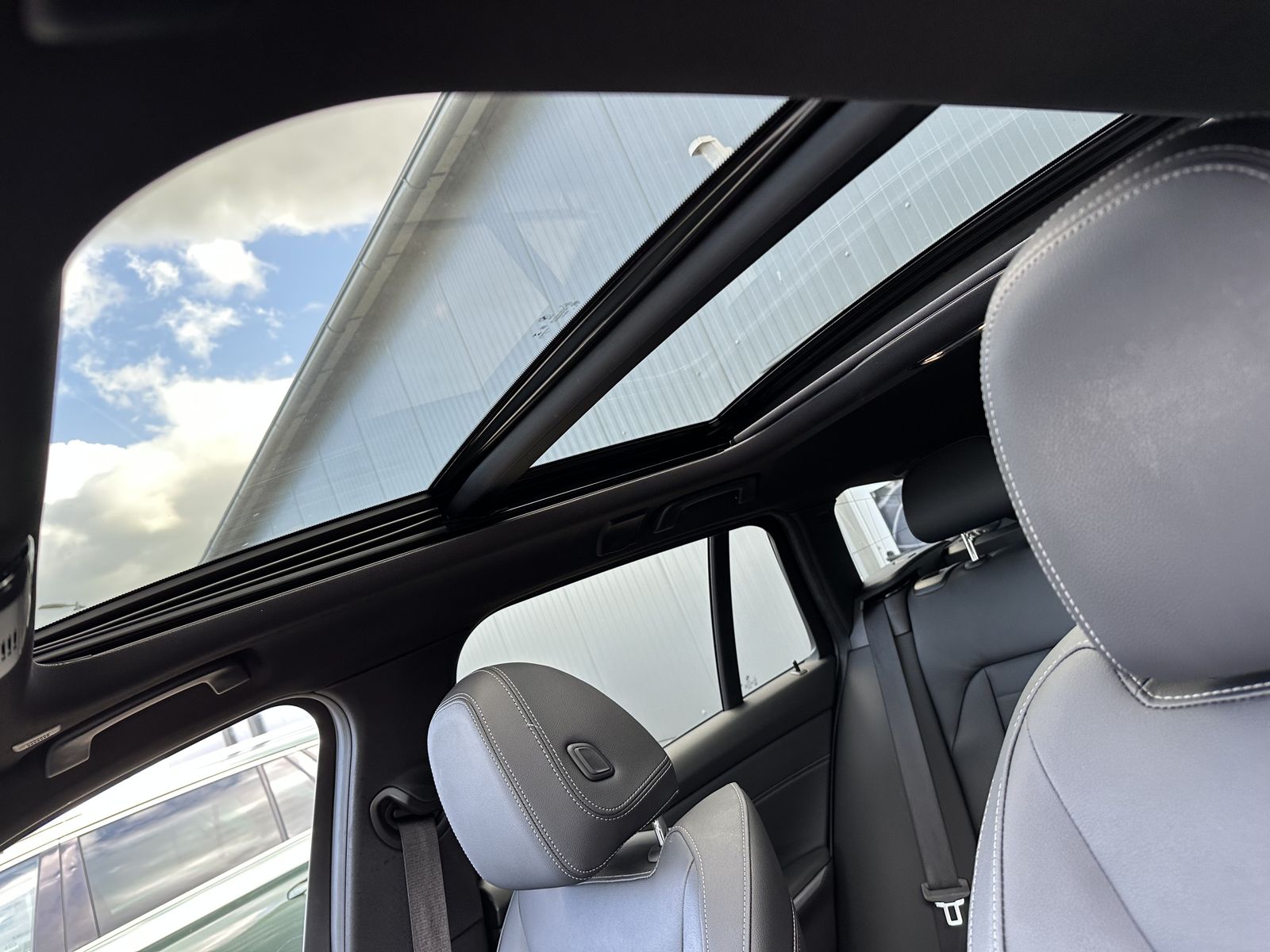 Fahrzeugabbildung BMW 330e Touring xDrive M-Sport NAV+LED+PANO+HEAD-UP