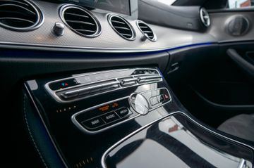 Fahrzeugabbildung Mercedes-Benz E220d T-Modell AMG-LINE BURM.|SOFTCL|360°|AMBIEN