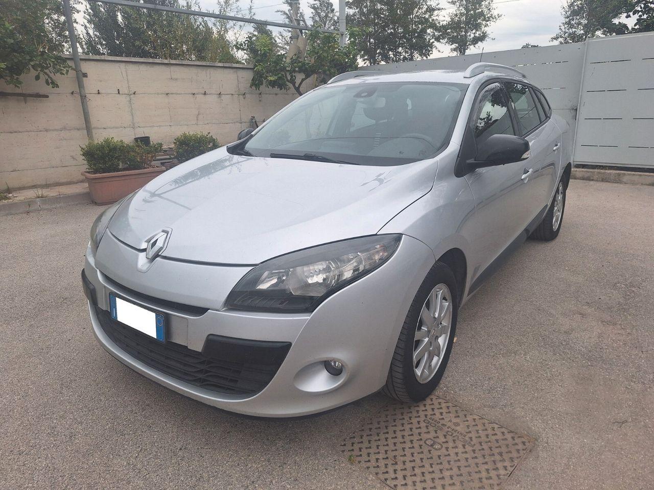 Renault Megane 2012 — вигляд ззаду