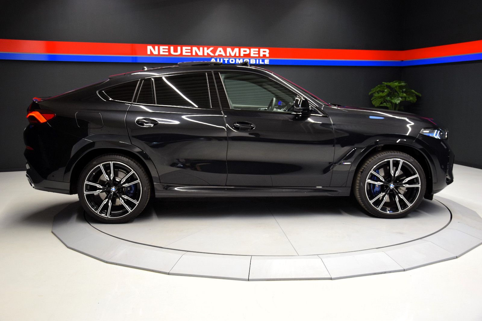Fahrzeugabbildung BMW X6 M60i xDrive Pano B&W Sitzlüft HuD 22" Standhz