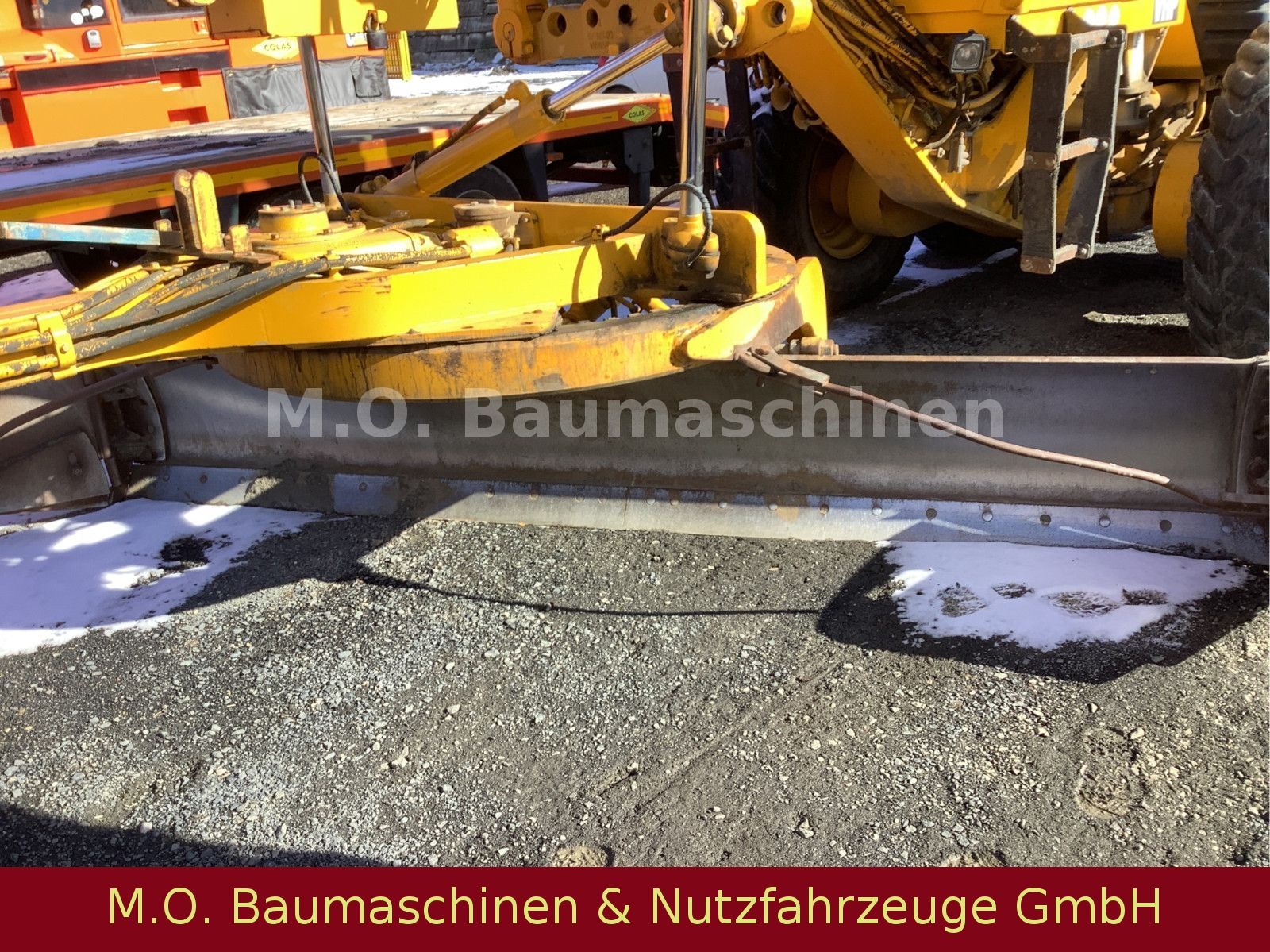 Fahrzeugabbildung CAT 120 H / Ripper / Planierschild