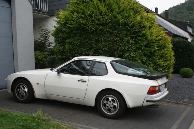 Porsche 944