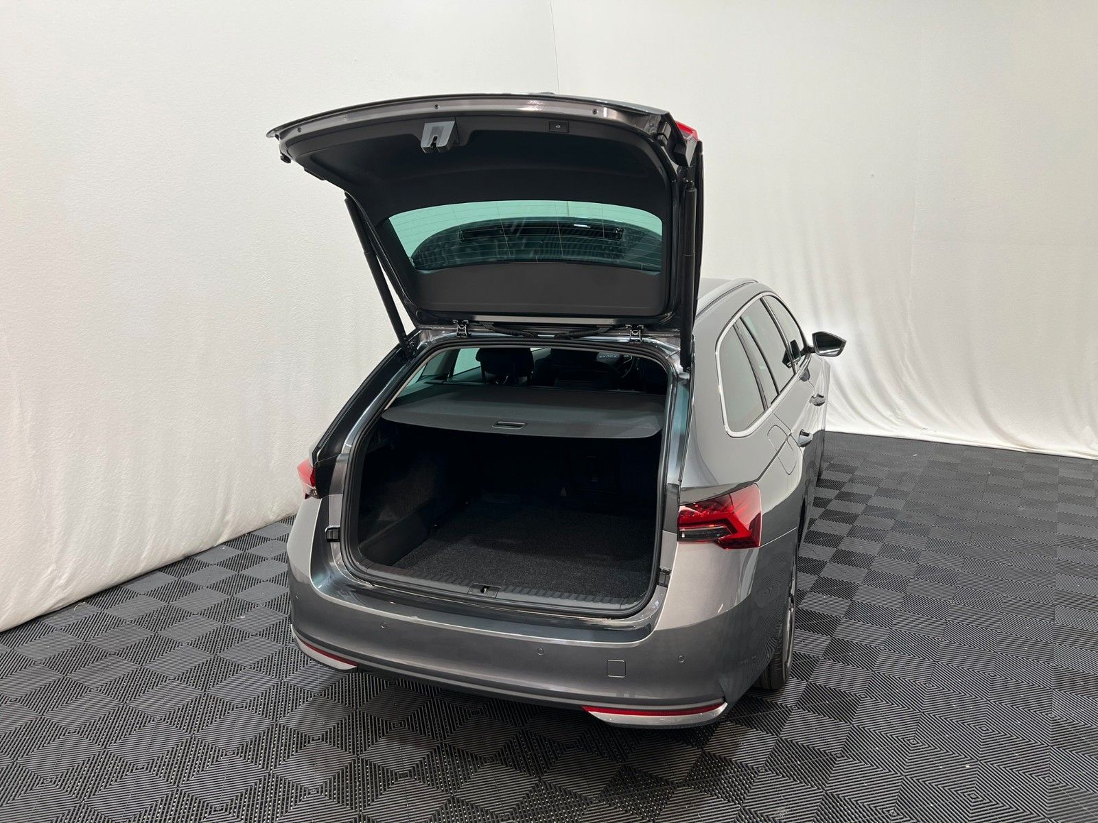 Fahrzeugabbildung SKODA Octavia 2.0 TDI DSG Selection Combi/AHK/ACC