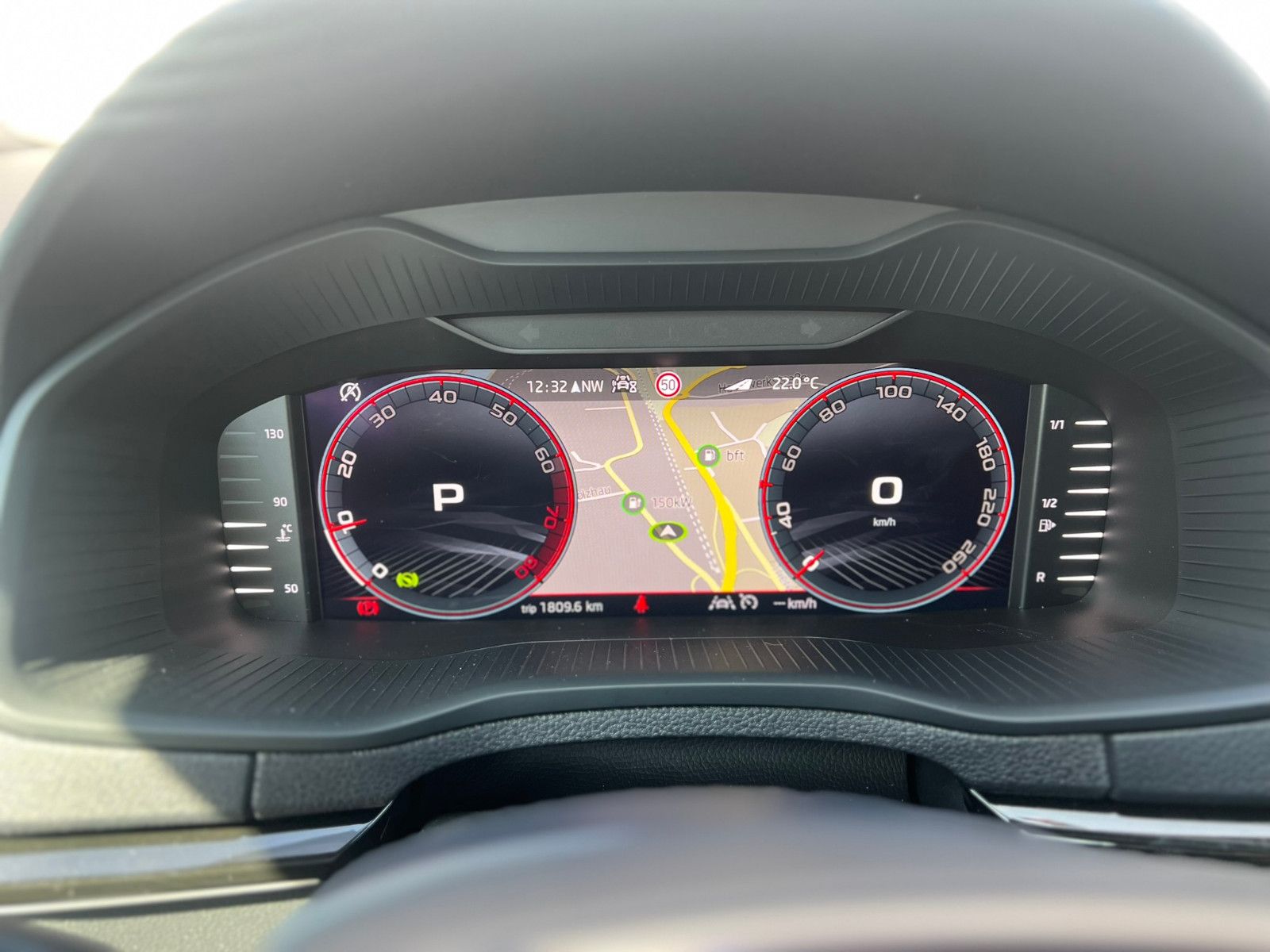 Fahrzeugabbildung SKODA Karoq Sportline 1.5 TSI DSG Navi Tempomat Kamera
