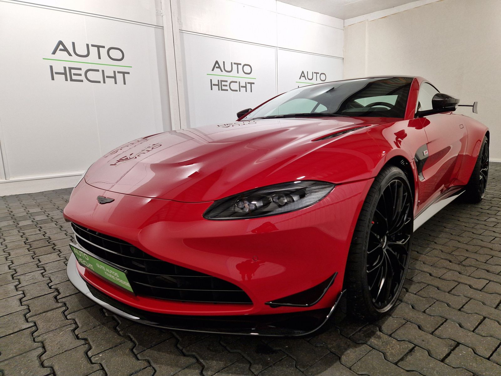 ASTON MARTIN V8 Vantage