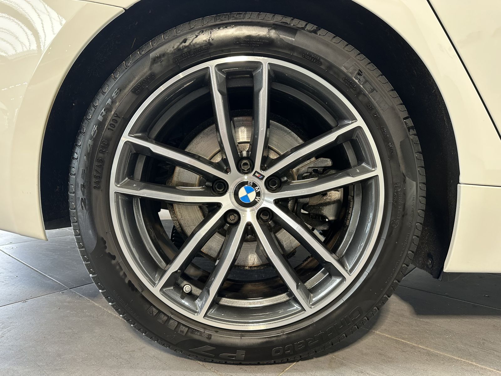 Fahrzeugabbildung BMW 520d Touring M-Sport NAV+LED+ACC+AHK+KAM+H&K+VC