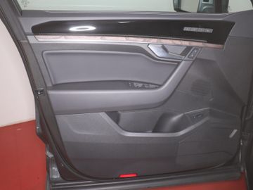 Volkswagen Touareg - 12