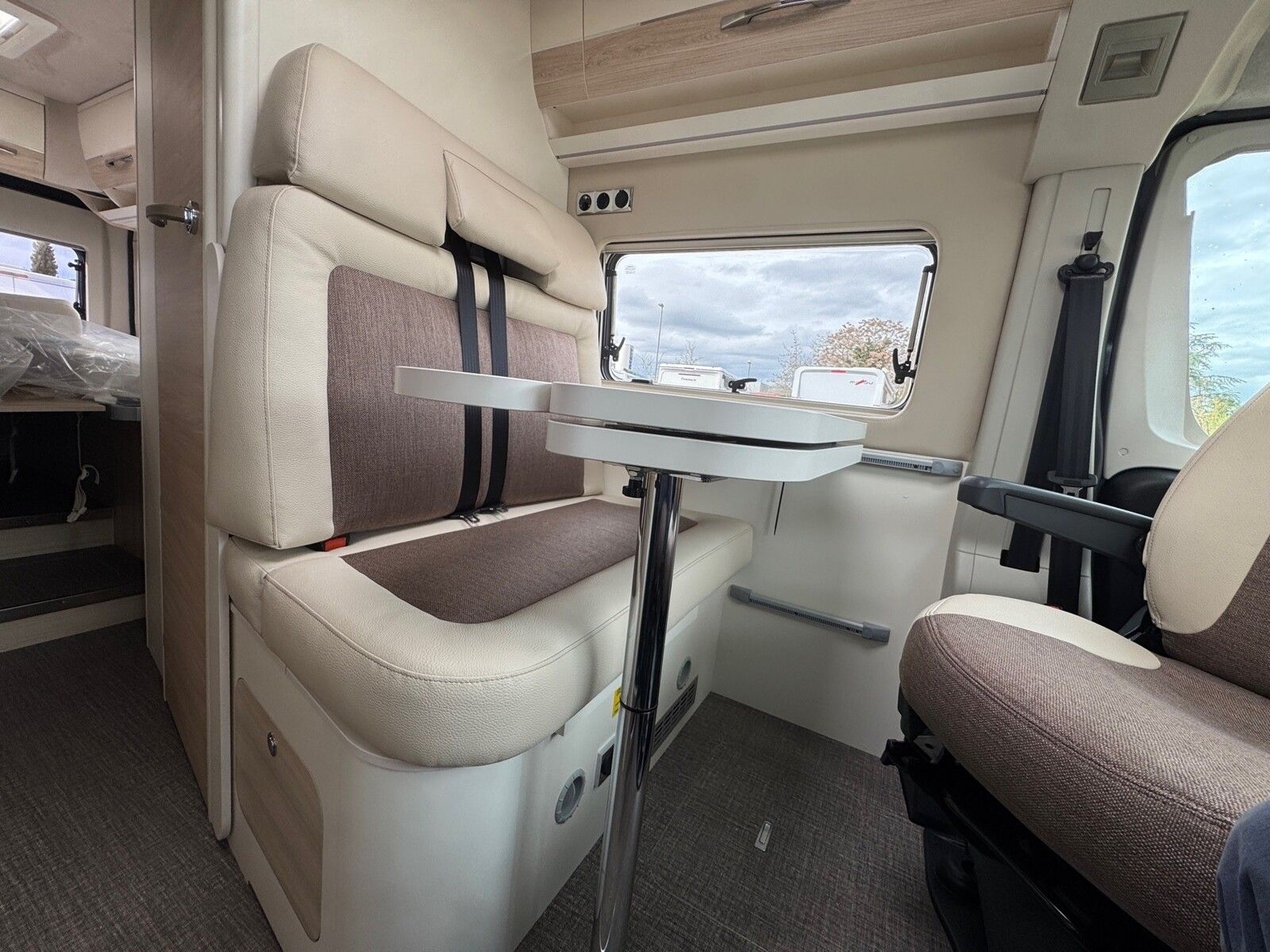 Fahrzeugabbildung Eura Mobil Van V 635 EB 180 PS, Skyroof, Automatik