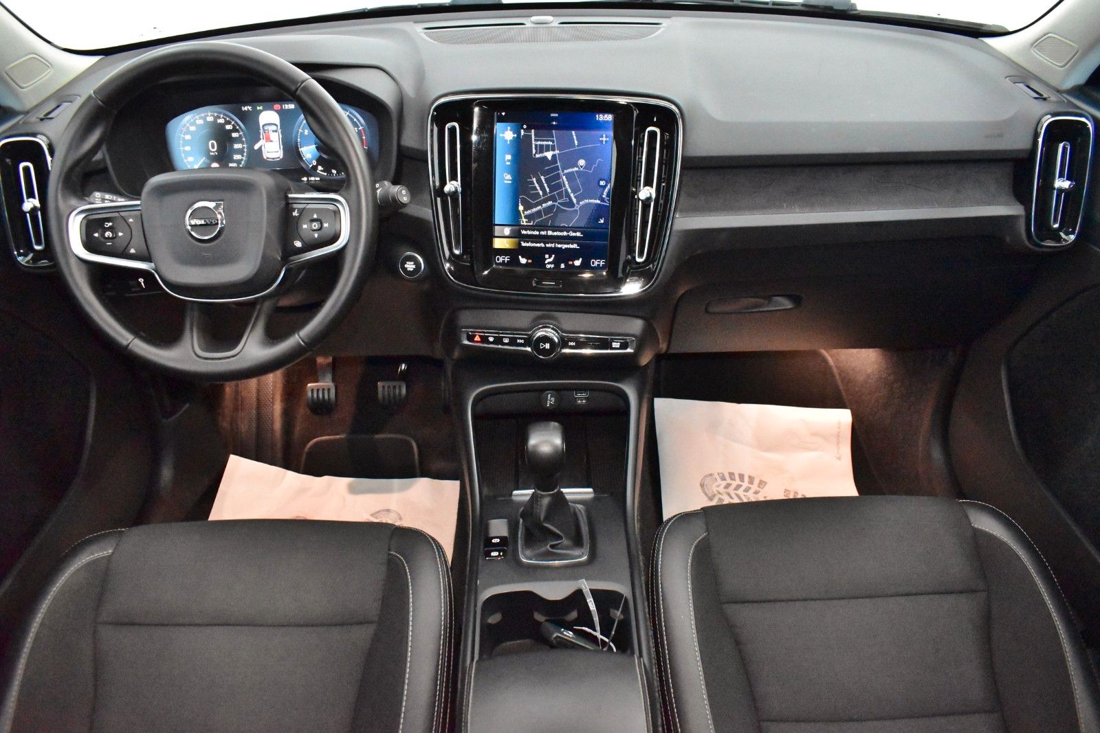 Fahrzeugabbildung Volvo XC40 Momentum Pro T.Leder,Navi,LED,SH,Panorama