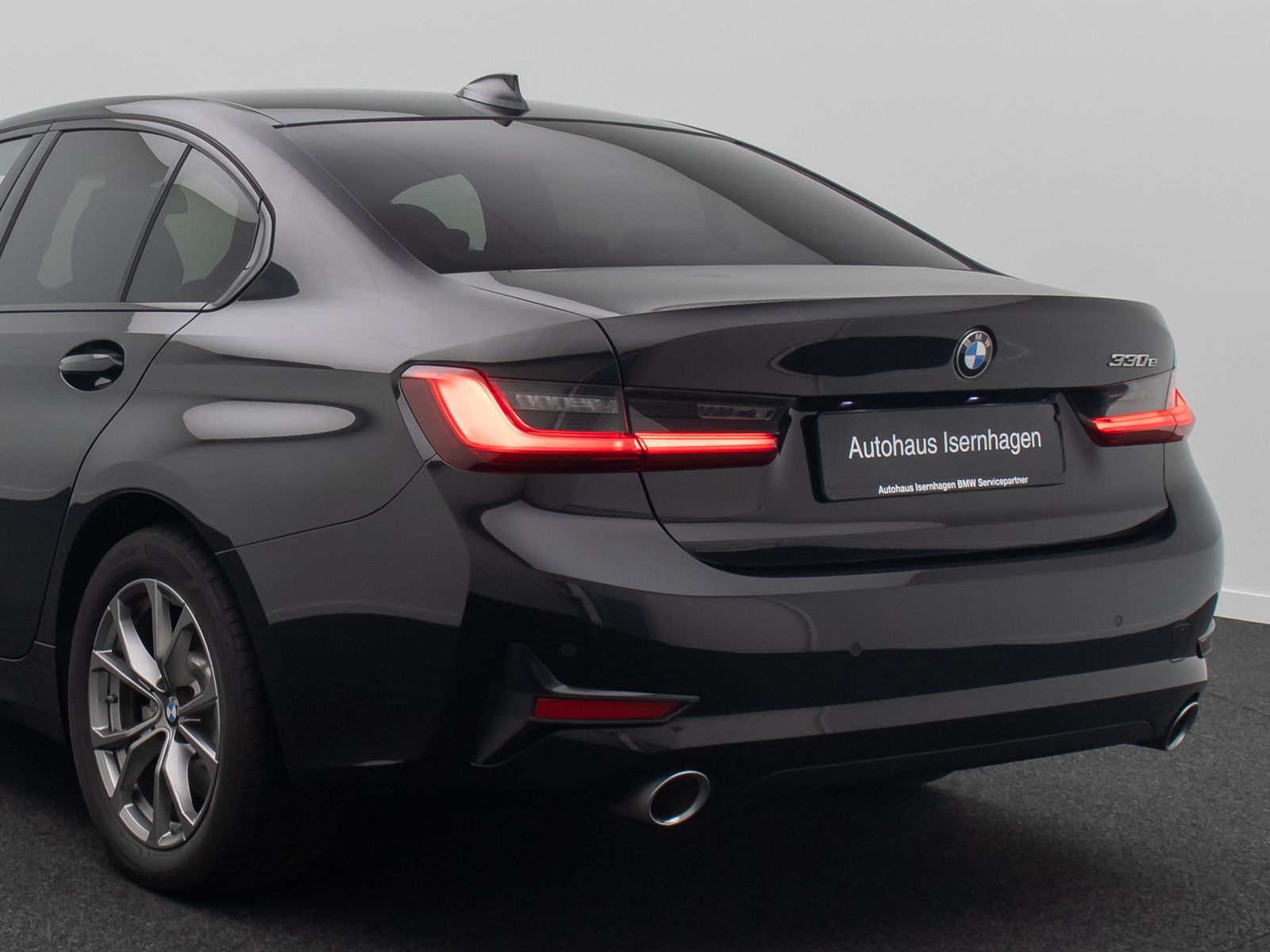 Fahrzeugabbildung BMW 330e Sport Line DAB Alarm Geschwindig Teilleder