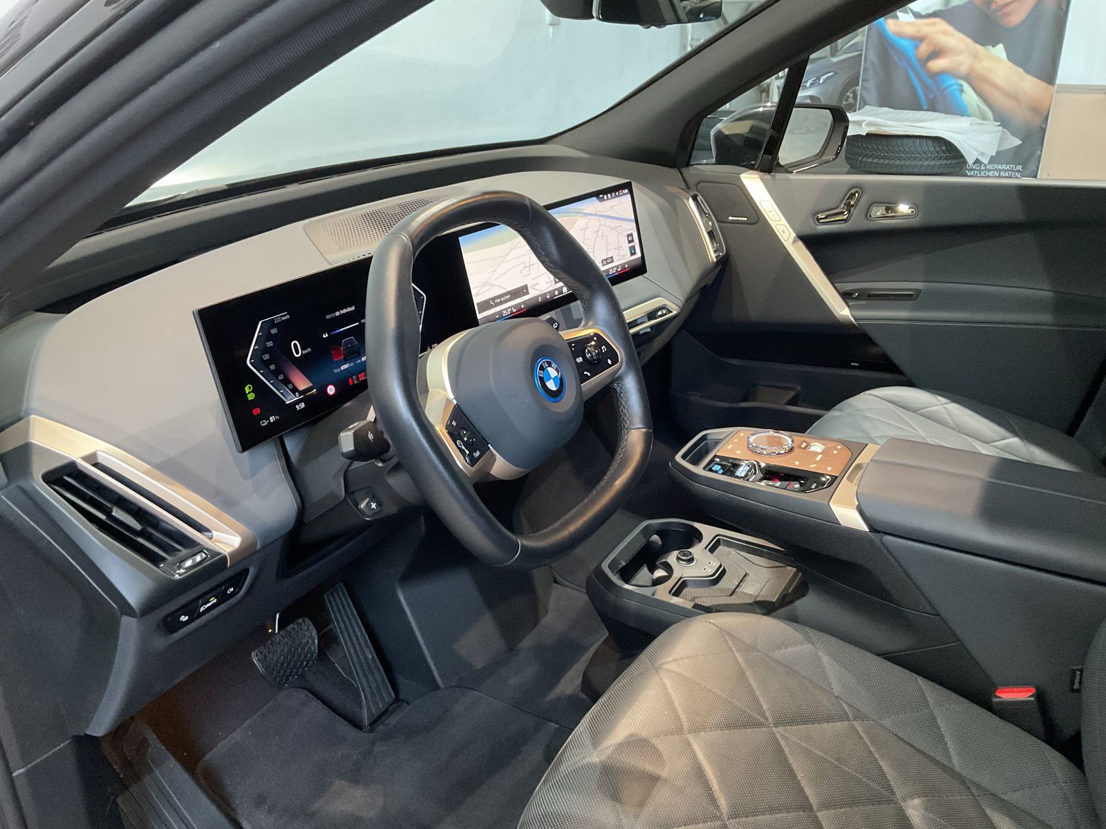 Fahrzeugabbildung BMW iX xDrive40 Sportpaket HK HiFi DAB Pano.Dach