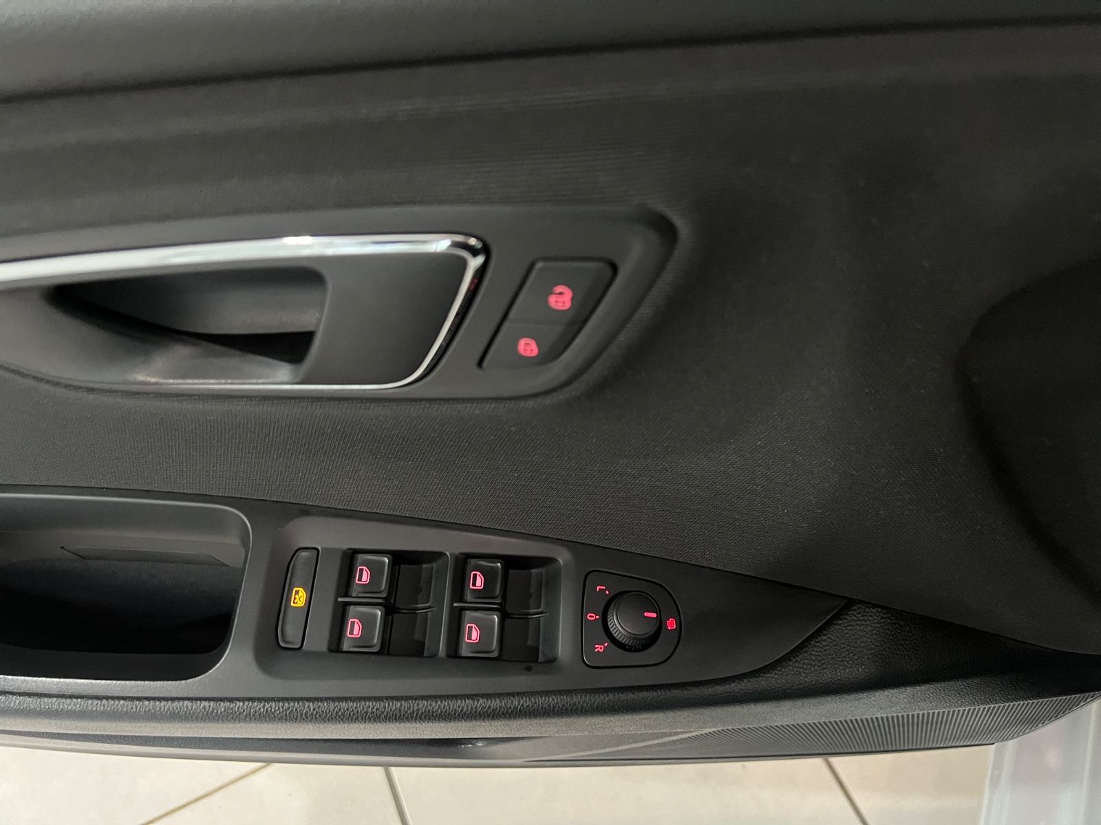 Fahrzeugabbildung SEAT Leon ST 1.6 TDI Style *NAVI*SITZHEIZUNG*