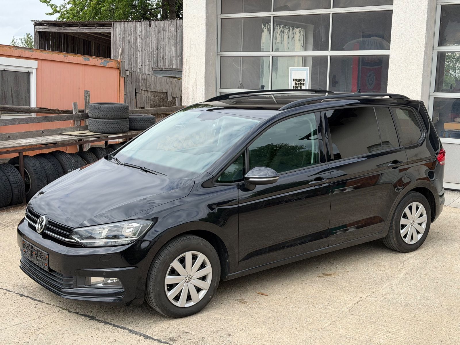 Volkswagen Touran - 1