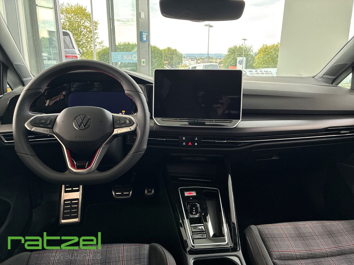 Fahrzeugabbildung Volkswagen Golf VIII 2.0TSI GTI AHK+Light Assist+Winterpake