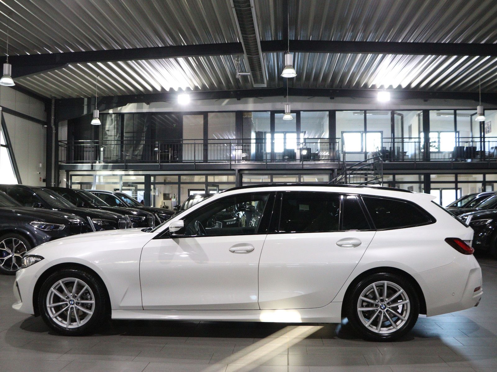BMW 318d Touring SHADOW LEDER CURVED LED 3-ZONEN foto 9
