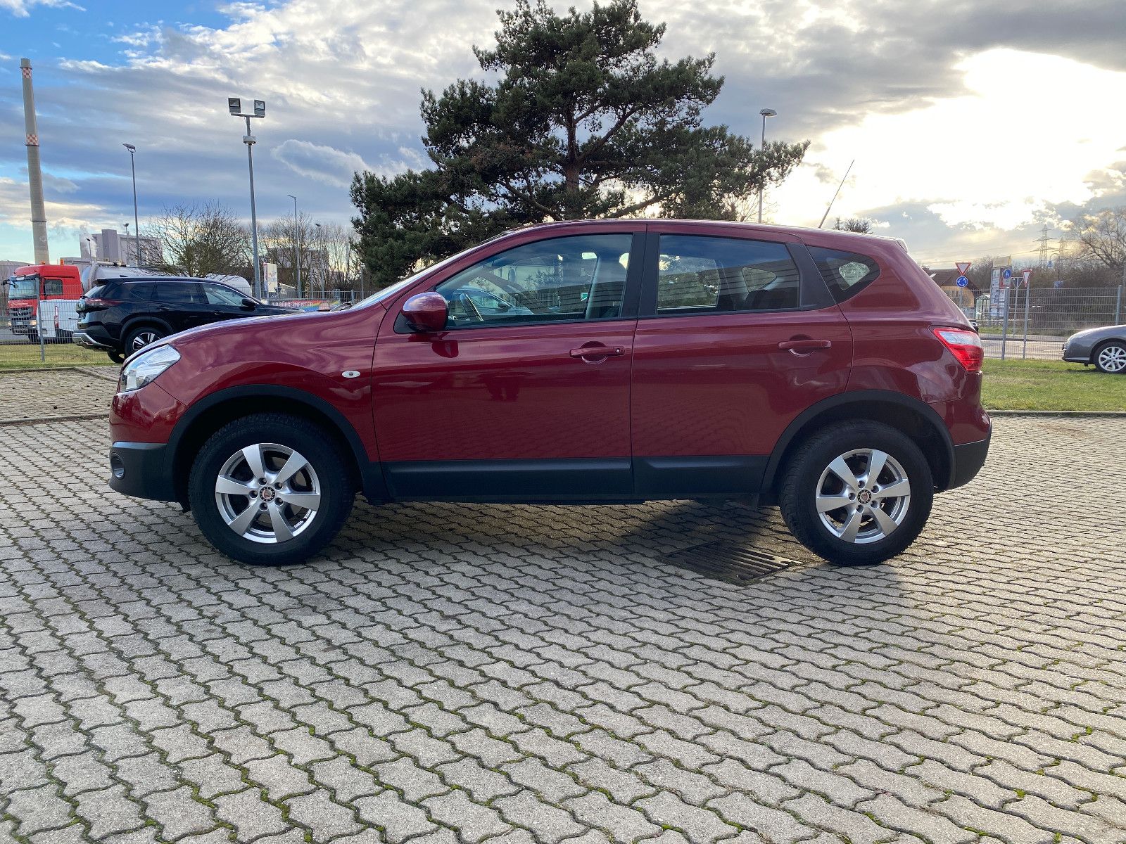 Fahrzeugabbildung Nissan Qashqai Acenta 1.6 PDC+SHZ+2Z-KLIMAAUT.+TÜV-NEU