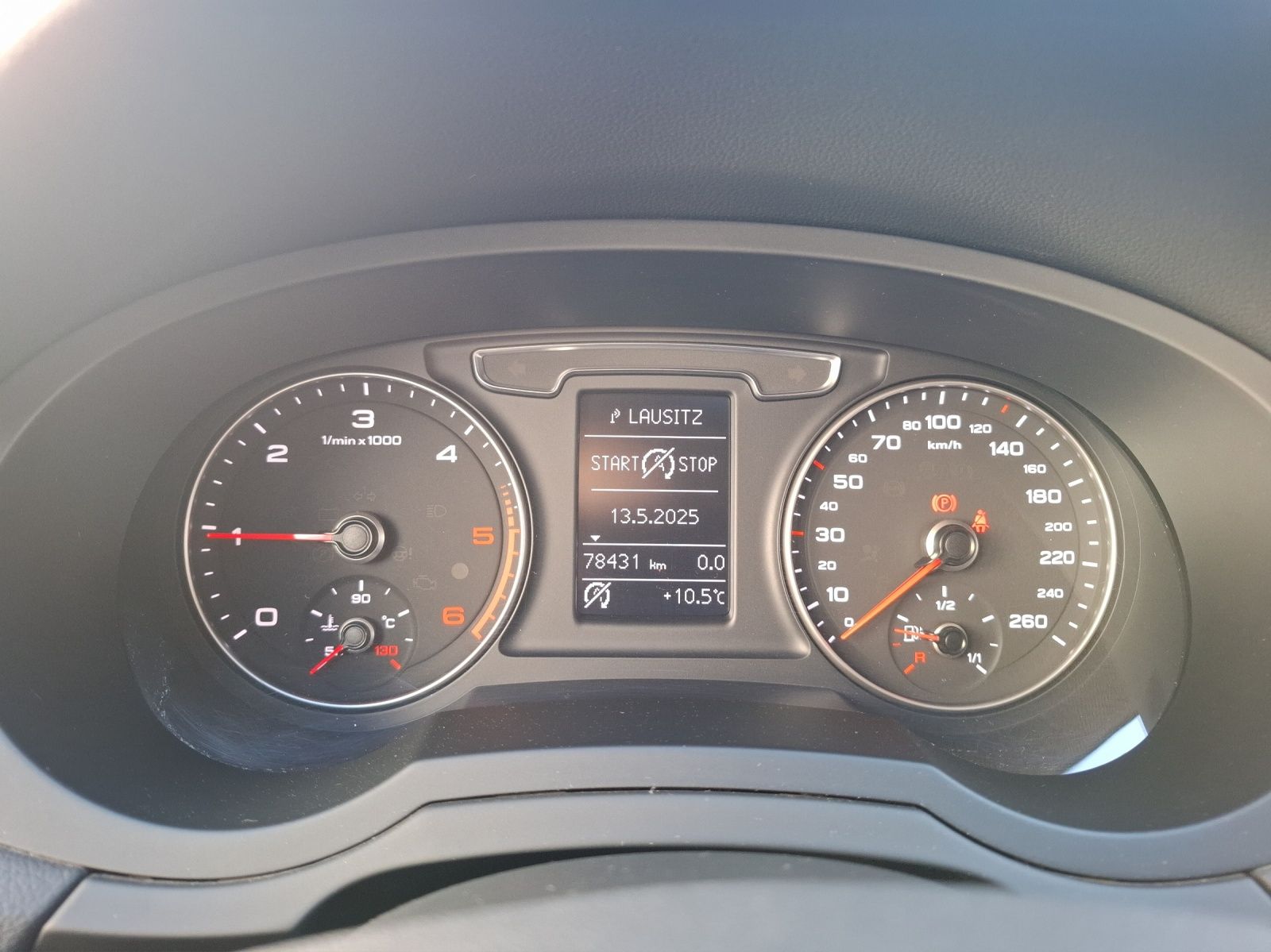 Fahrzeugabbildung Audi Q3 TDI LED AHK GRA PDC SH LM