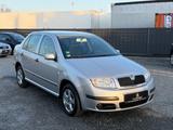Skoda Fabia 1.4 16V Comfort Sedan - Skoda Fabia Comfort mit Benzin-Antrieb