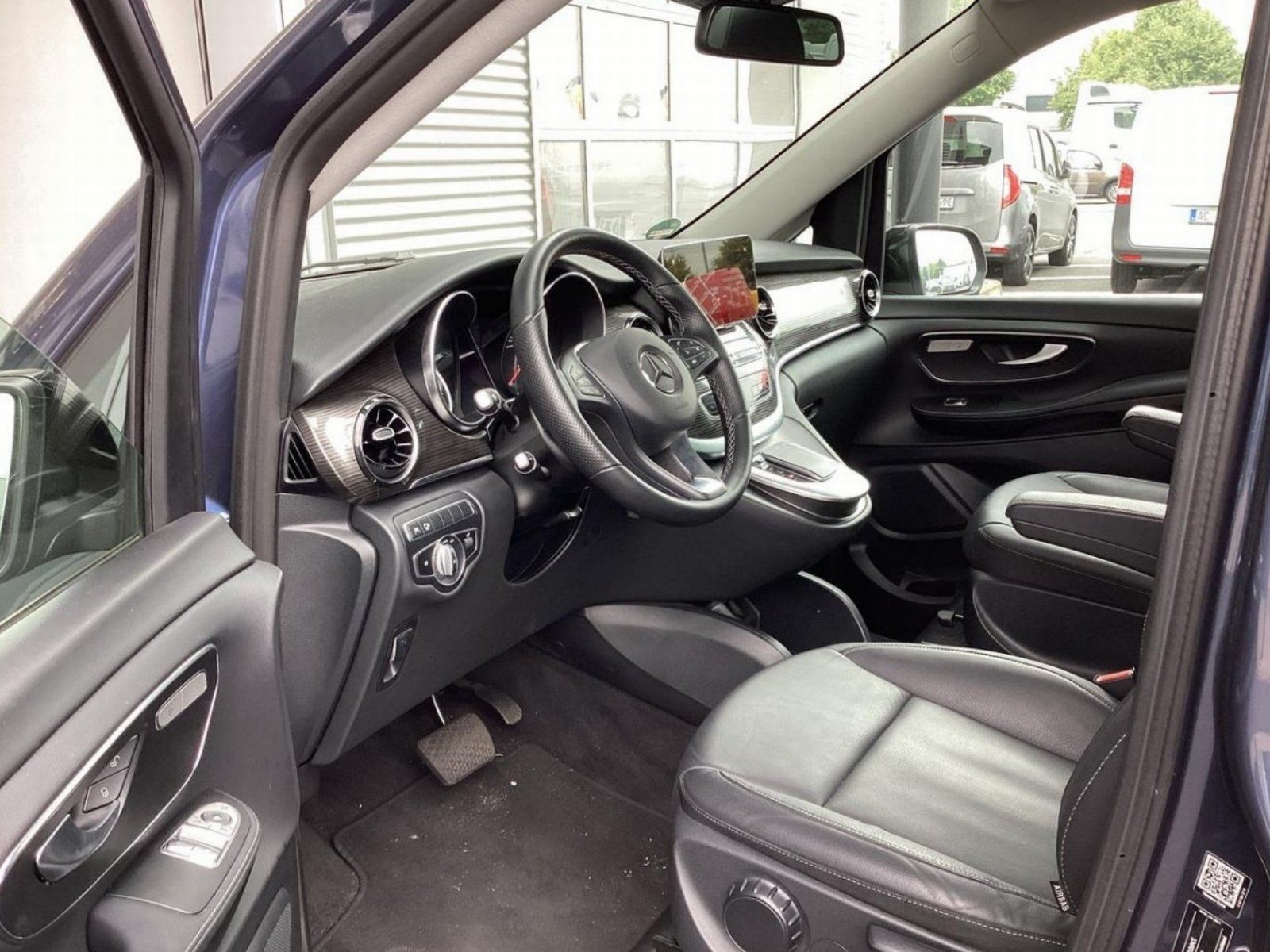 Fahrzeugabbildung Mercedes-Benz EQV300 L AVANTGAR Pano DISTRO Sitzklima AIRMATIC