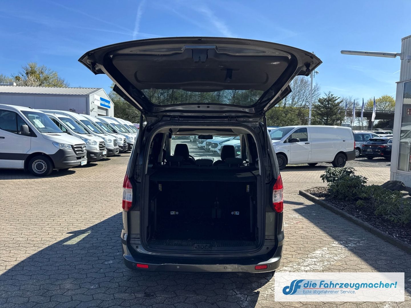 Fahrzeugabbildung Ford Tourneo Courier Titanium Mehrzonenklima *EXPORT