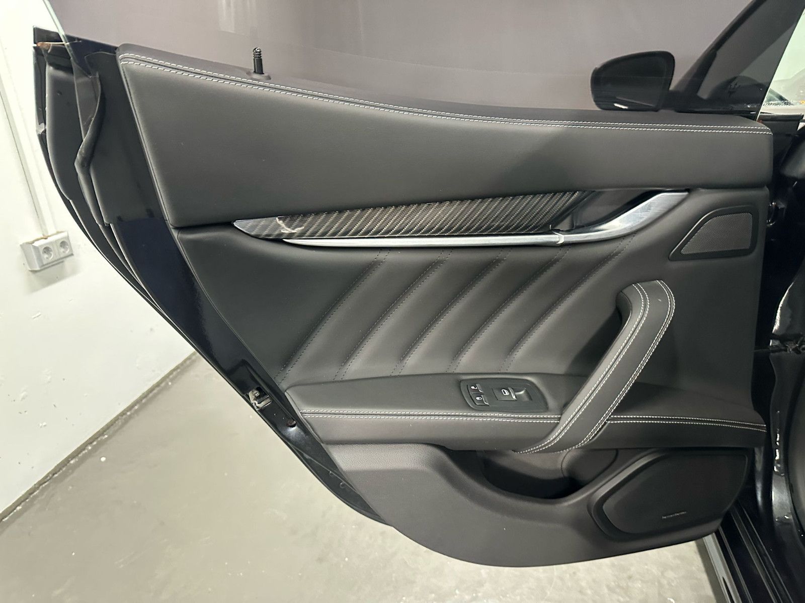 Fahrzeugabbildung Maserati Ghibli TROFEO V8   - SOFT CLOSE*NAVI*TEMPO*DAB*