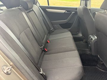 Volkswagen Passat - 11