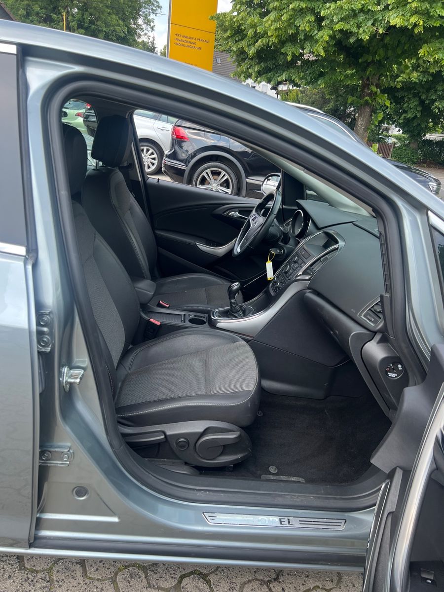 Fahrzeugabbildung Opel Astra J Lim. 5-trg. Innovation