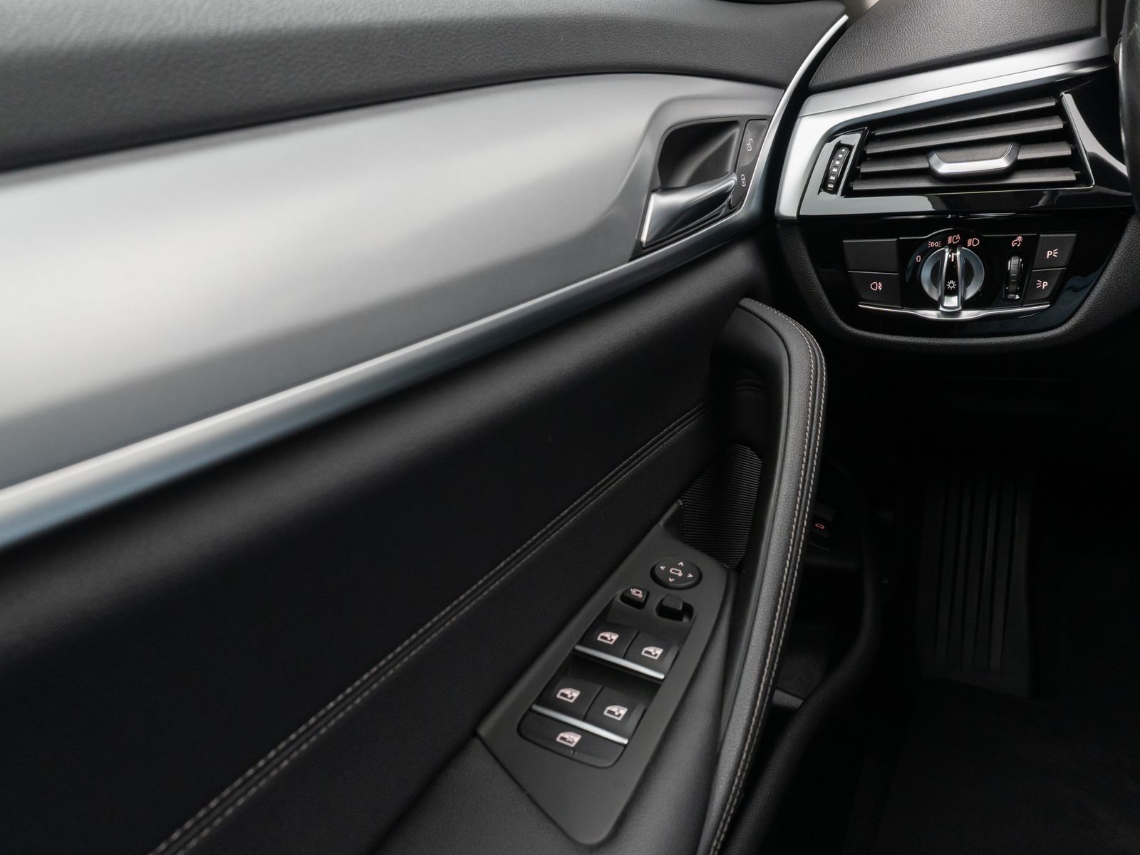 Fahrzeugabbildung BMW 530d Panorama Kamera HUD DAB Alarm AHK Sport