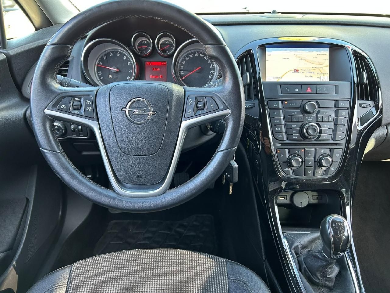 Fahrzeugabbildung Opel Astra J Sports Tourer Exklusiv