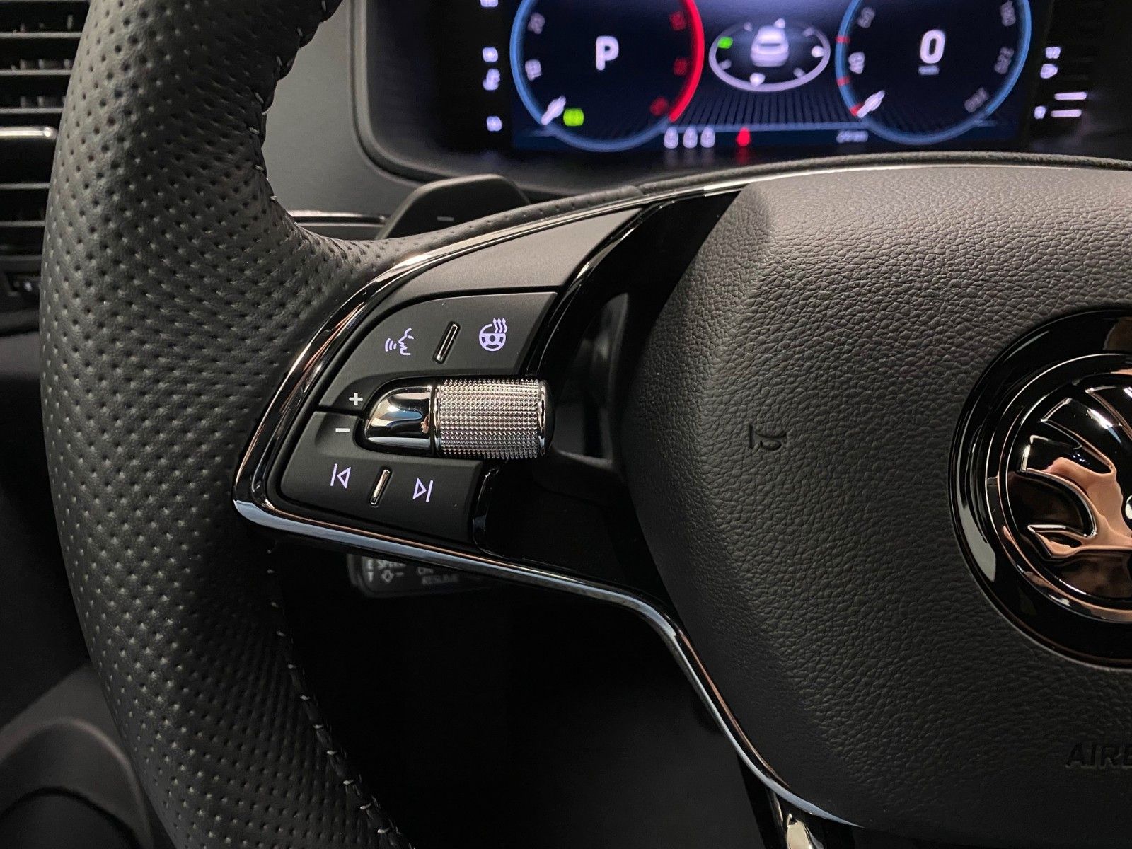 Fahrzeugabbildung SKODA Karoq 2.0l TDI DSG 4x4 SPORTLINE+AHK-SCHWENKBAR