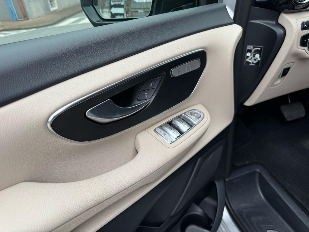 Mercedes-Benz V 220
