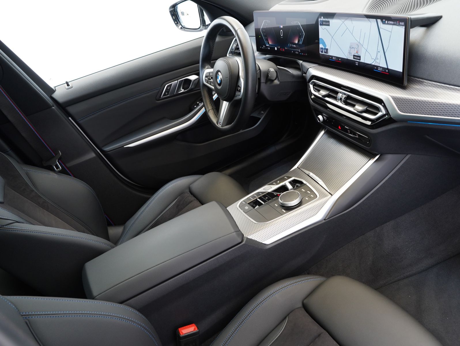 Fahrzeugabbildung BMW 320 i Touring M Sport SHADOW/WIDE/HEADUP/PANO