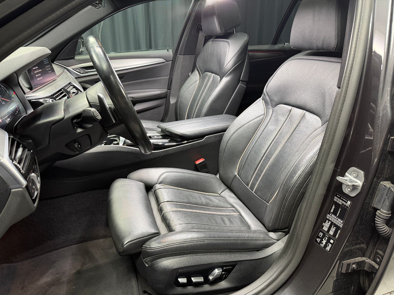 Fahrzeugabbildung BMW 540i Touring xDrive M Sport|HIFI|HuD|PANO|KEYLES