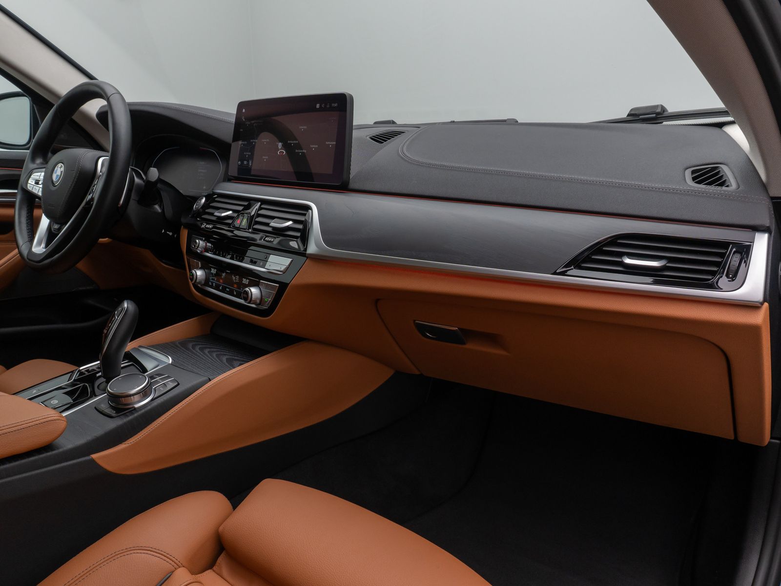 Fahrzeugabbildung BMW 530d xD LuxuryLine H/K DAB Komfort Alarm AHK ACC