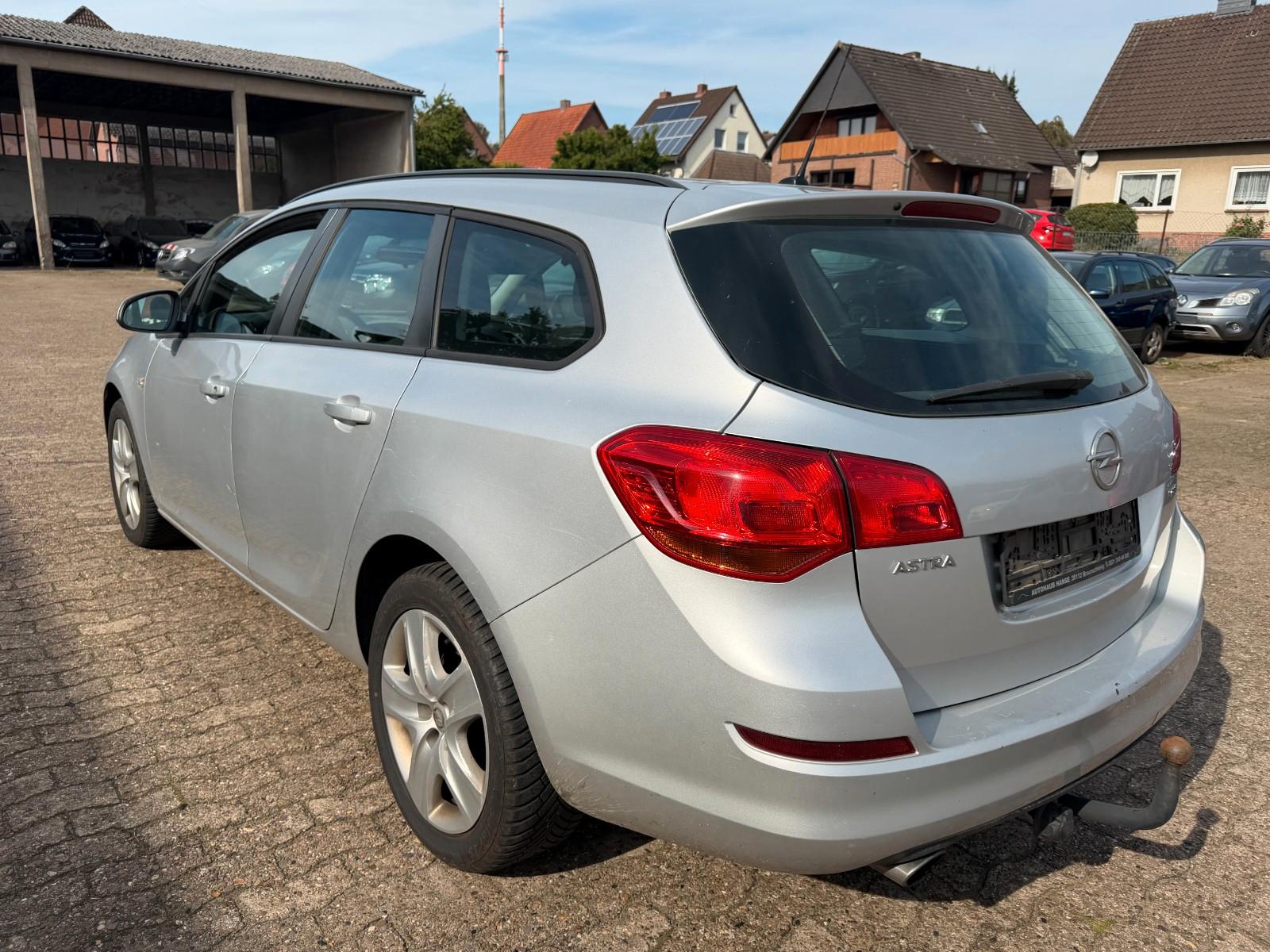 Opel Astra 2011 — photo 6