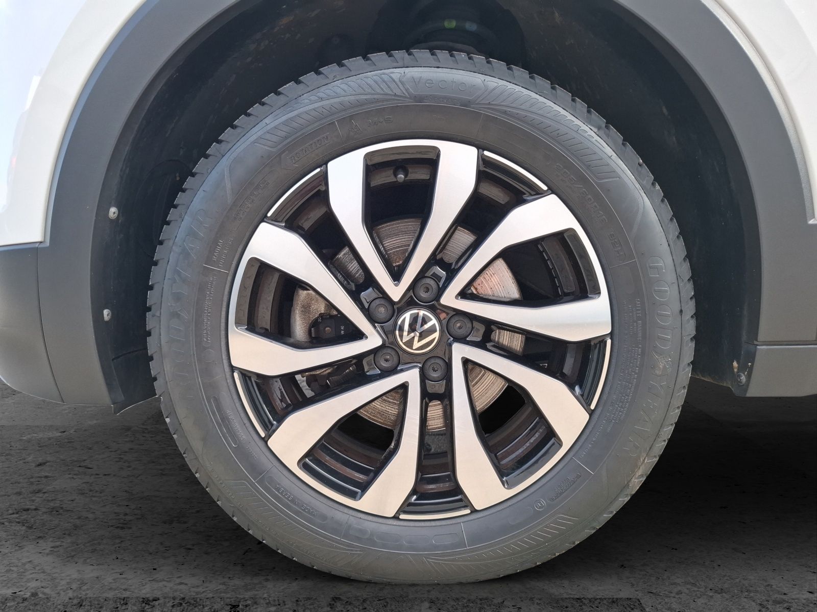 Fahrzeugabbildung Volkswagen T-Cross TSI Active Navi ACC PDC SH LM