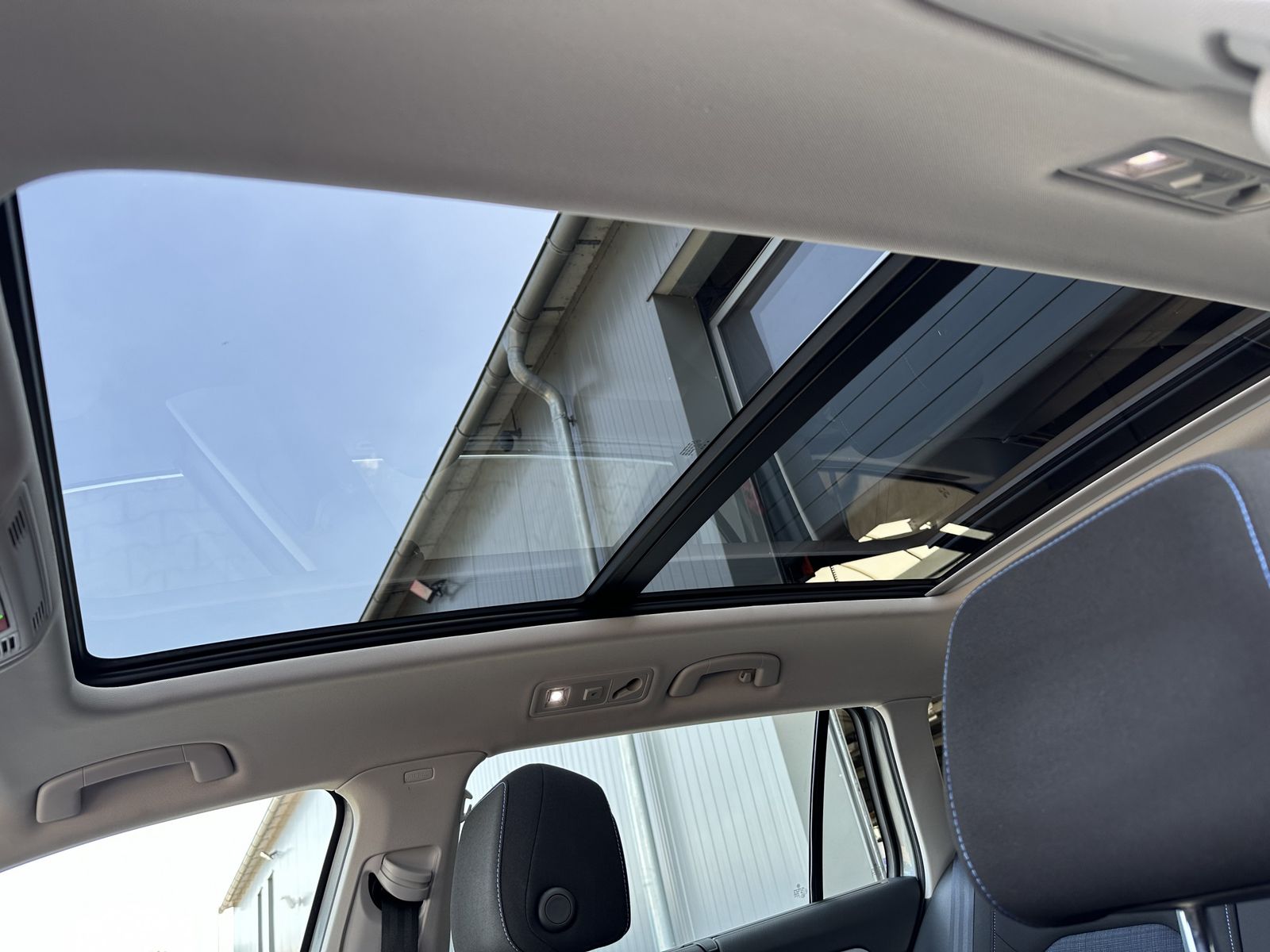 Fahrzeugabbildung Volkswagen Passat Variant 1.4 TSI DSG GTE NAV+LED+ACC+PANO