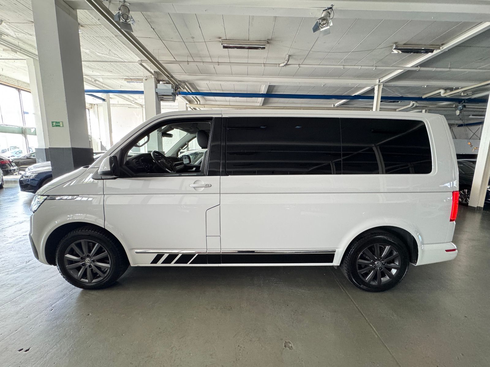 Fahrzeugabbildung Volkswagen T6.1 4M DSG IQ.DRIVE INDIVIDUAL EDITION 6-SITZER