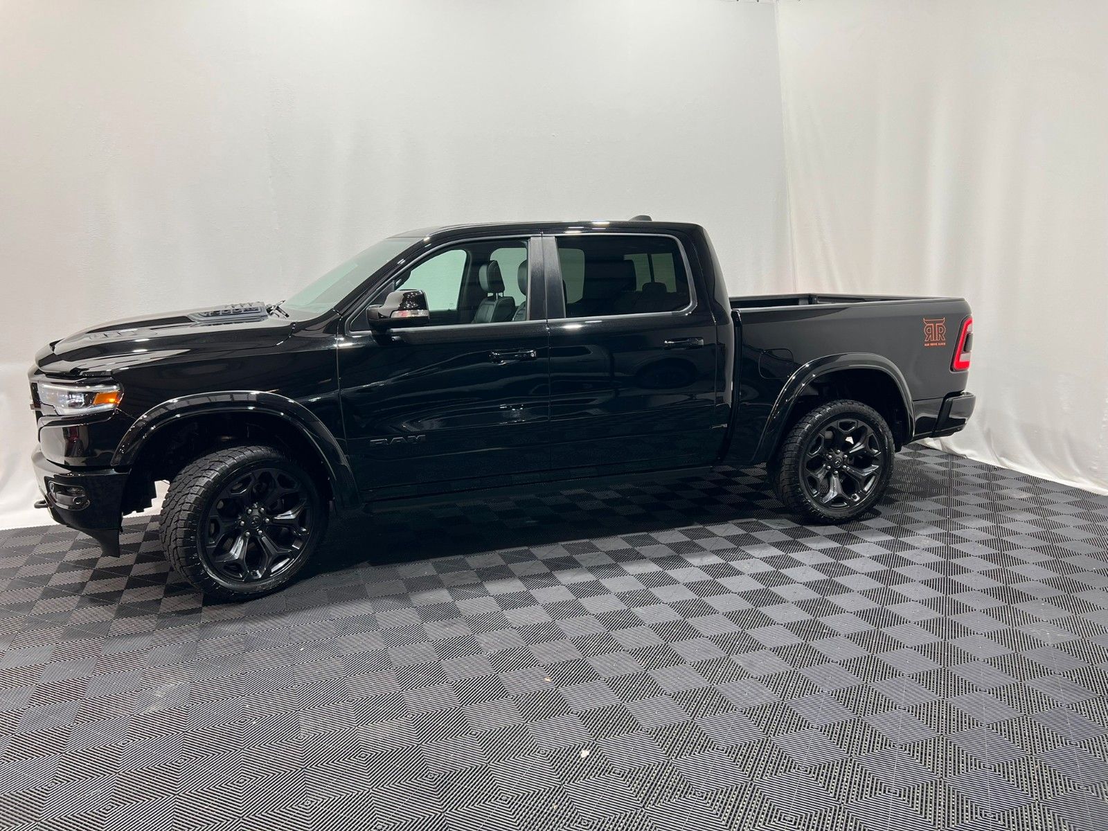 Fahrzeugabbildung Dodge RAM  1500 LIMITED NIGHT CREW CAB 4X4 *RTR UMBAU*