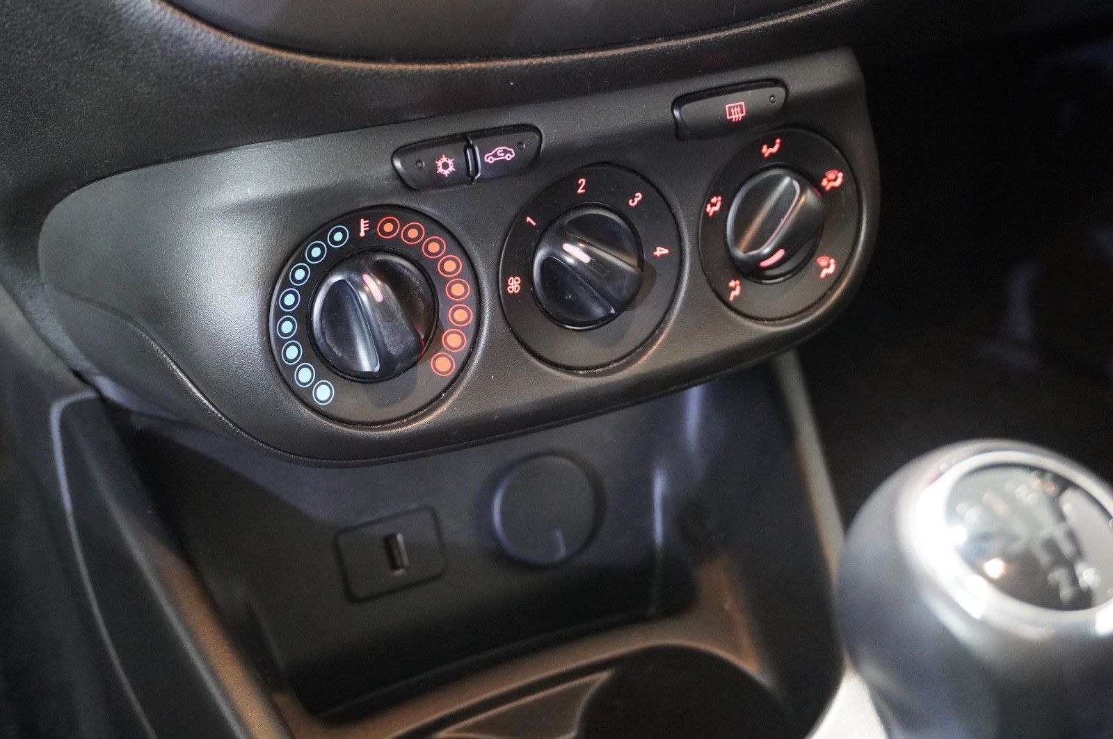 Fahrzeugabbildung Opel Corsa E 1.4T DRIVE 3-TÜR KLIMA/SHZ/PDC/TEMP./LHZ
