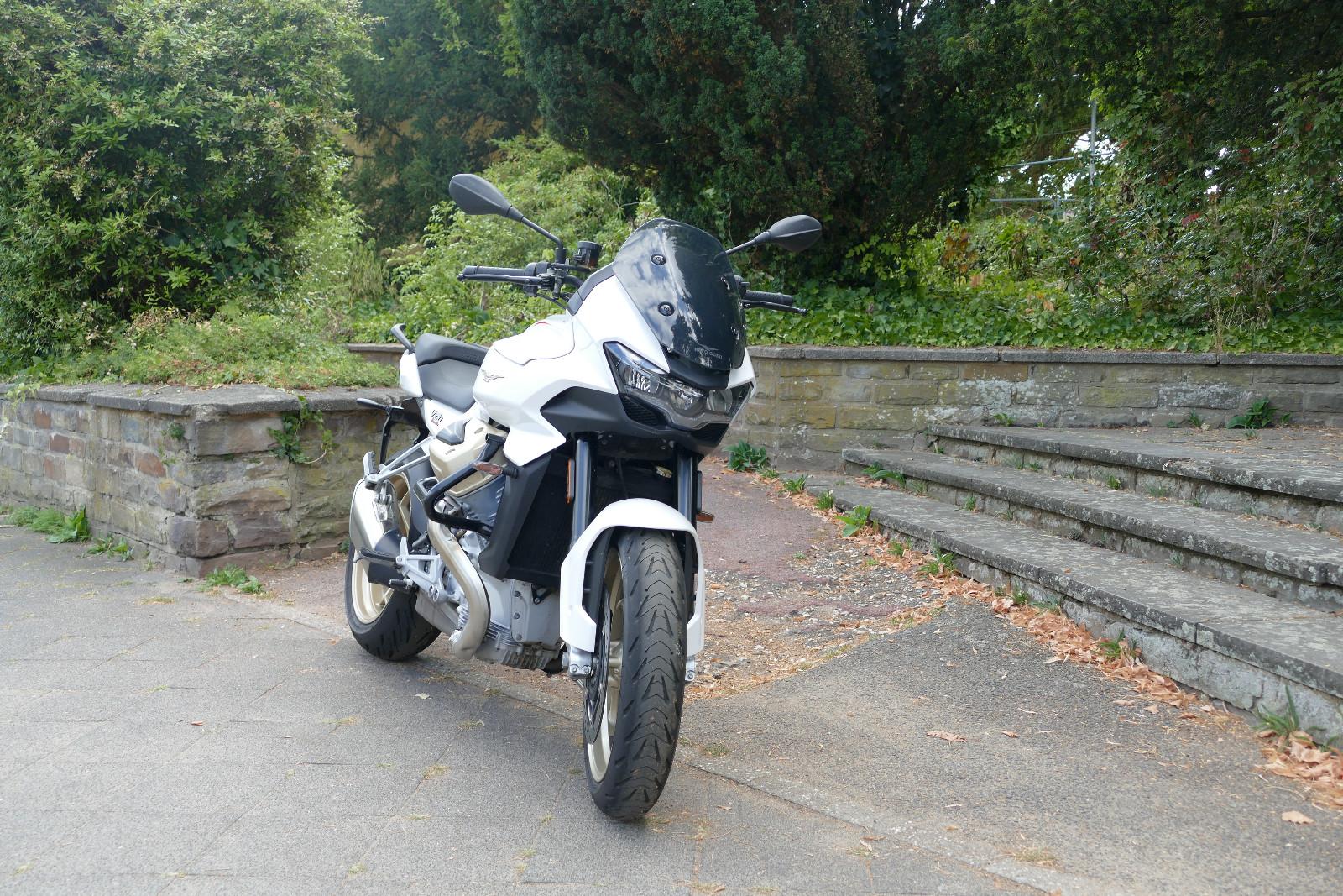 Moto Guzzi V 100 Mandello