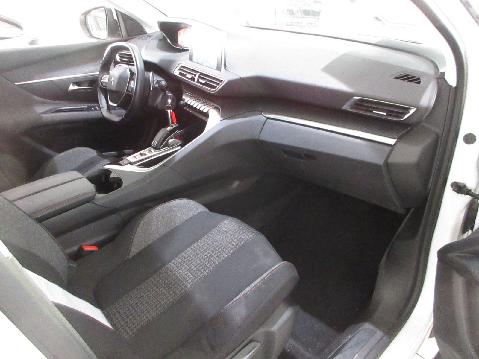 Fahrzeugabbildung Peugeot 5008 Active 1.2T NAVI/PDC/VIRTUAL/7-SITZER