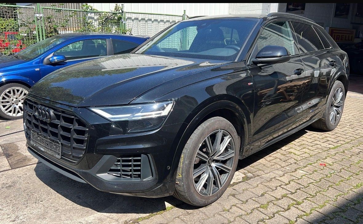 AUDI Q8 55 TFSI e quattro S-Line Black Pack