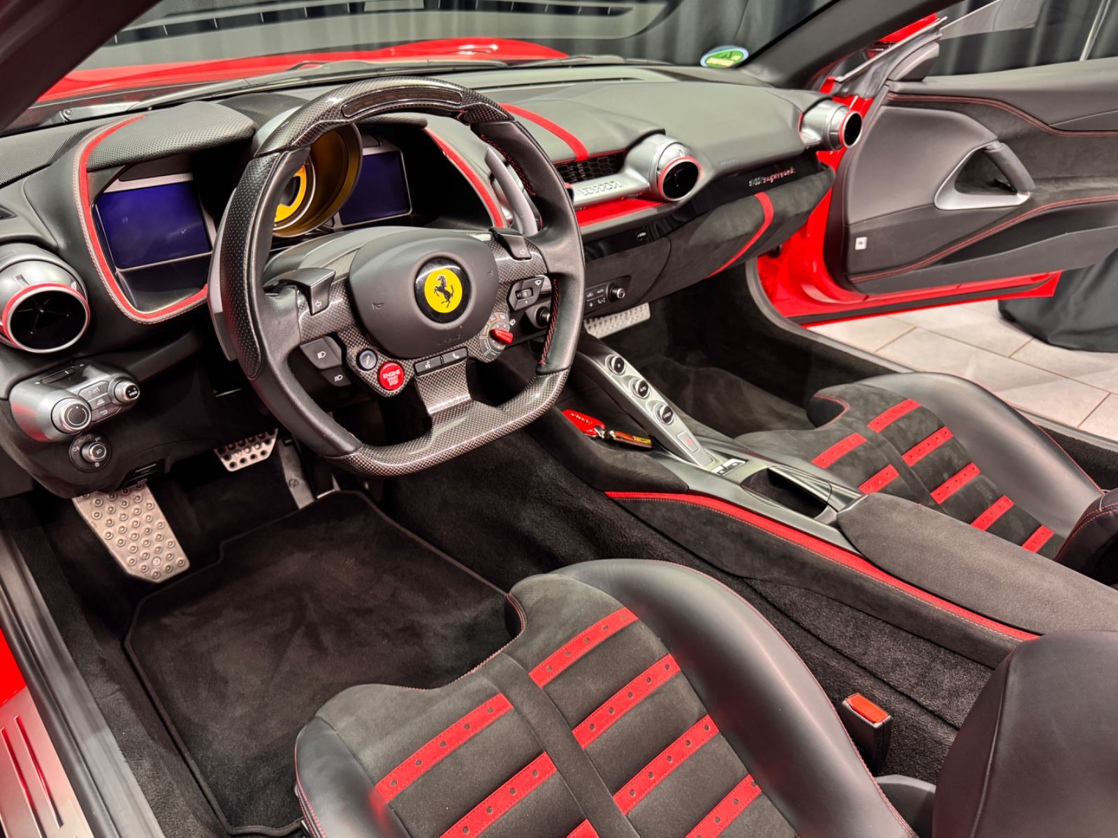 Fahrzeugabbildung Ferrari 812 Superfast|CARBON-SCHALENSITZE|360"KAMERA|ACC
