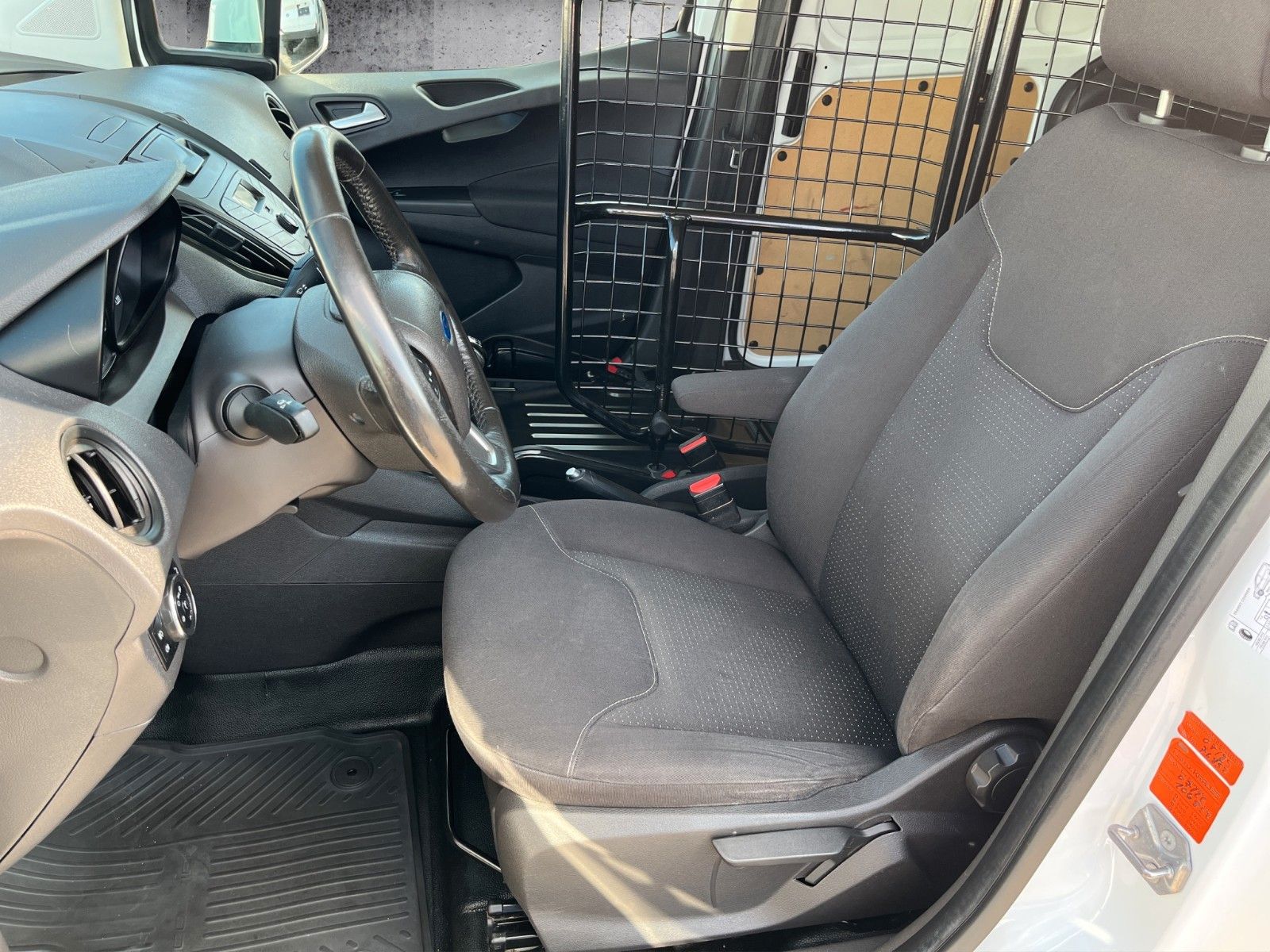 Fahrzeugabbildung Ford Transit Courier Trend**Klima**