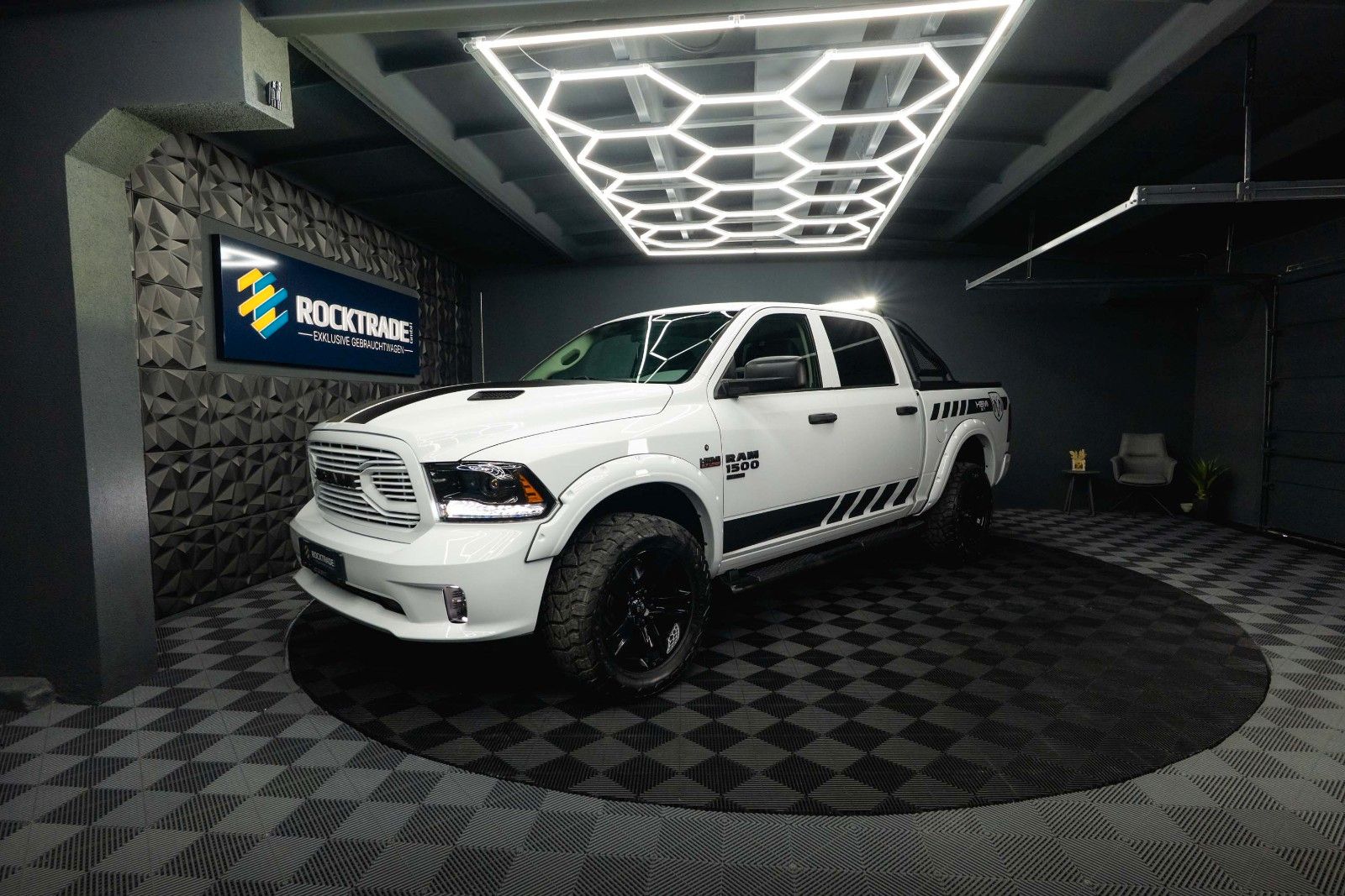 Fahrzeugabbildung Dodge RAM 5.7 V8 HEMI 4x4 OFFROAD Night-Paket *LED*19%