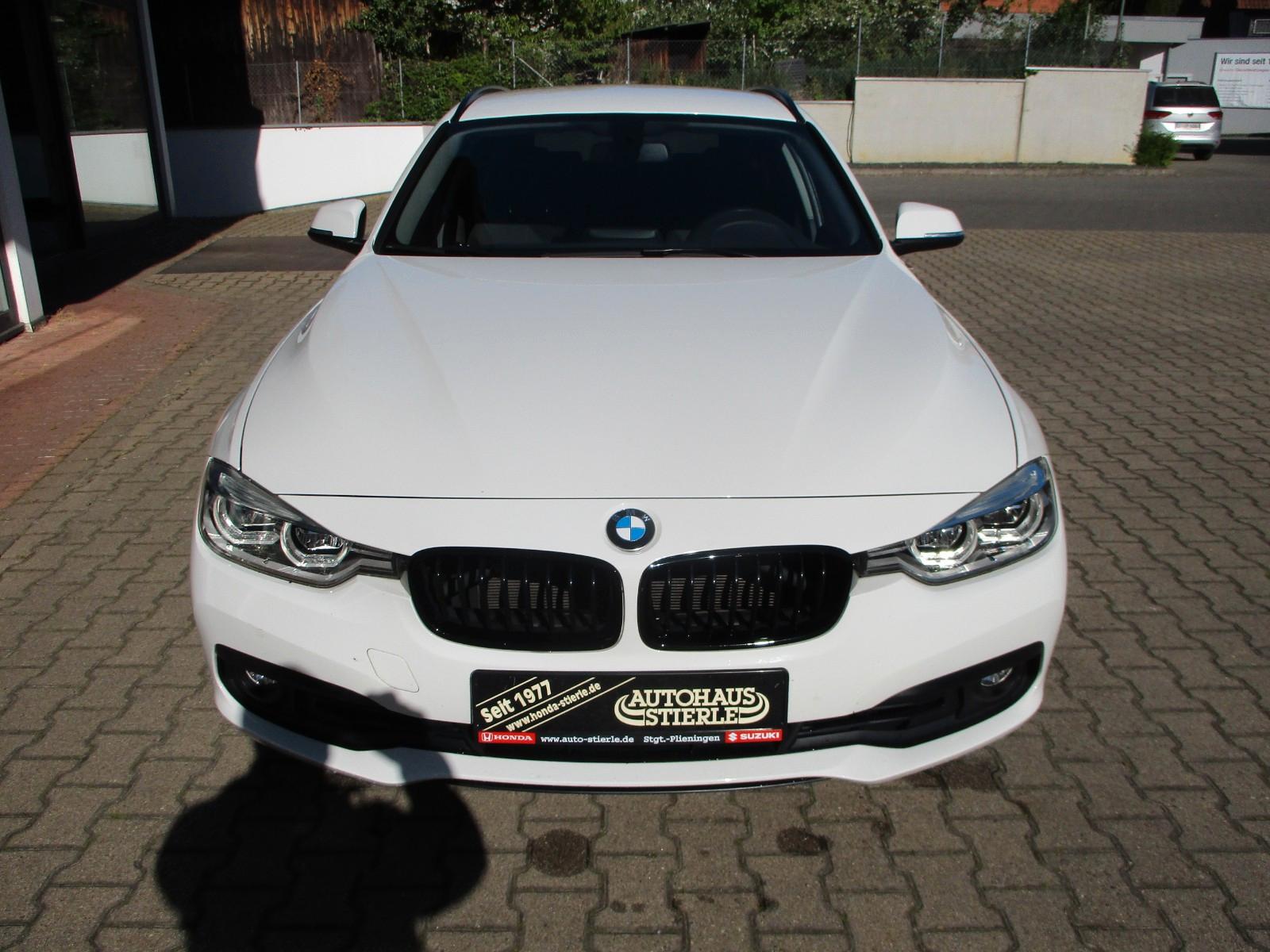 BMW 320i xDrive Touring Advantage