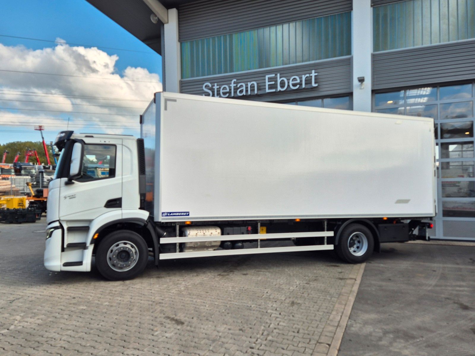 Fahrzeugabbildung Iveco AD190S40/FP Lamberet Mitsubishi LBW Tür AHK